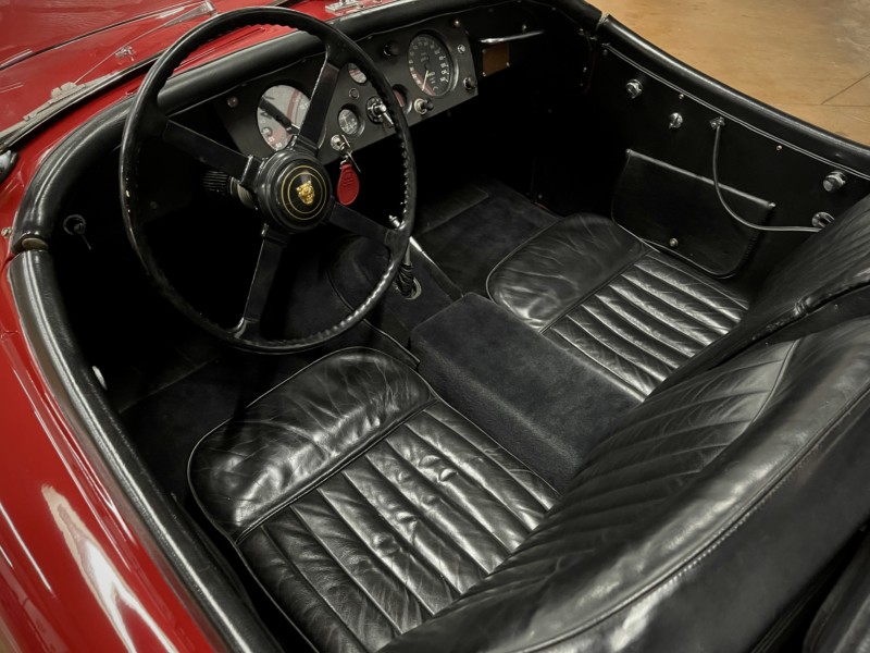 Jaguar XK140 Roadster rouge – Intérieur 2