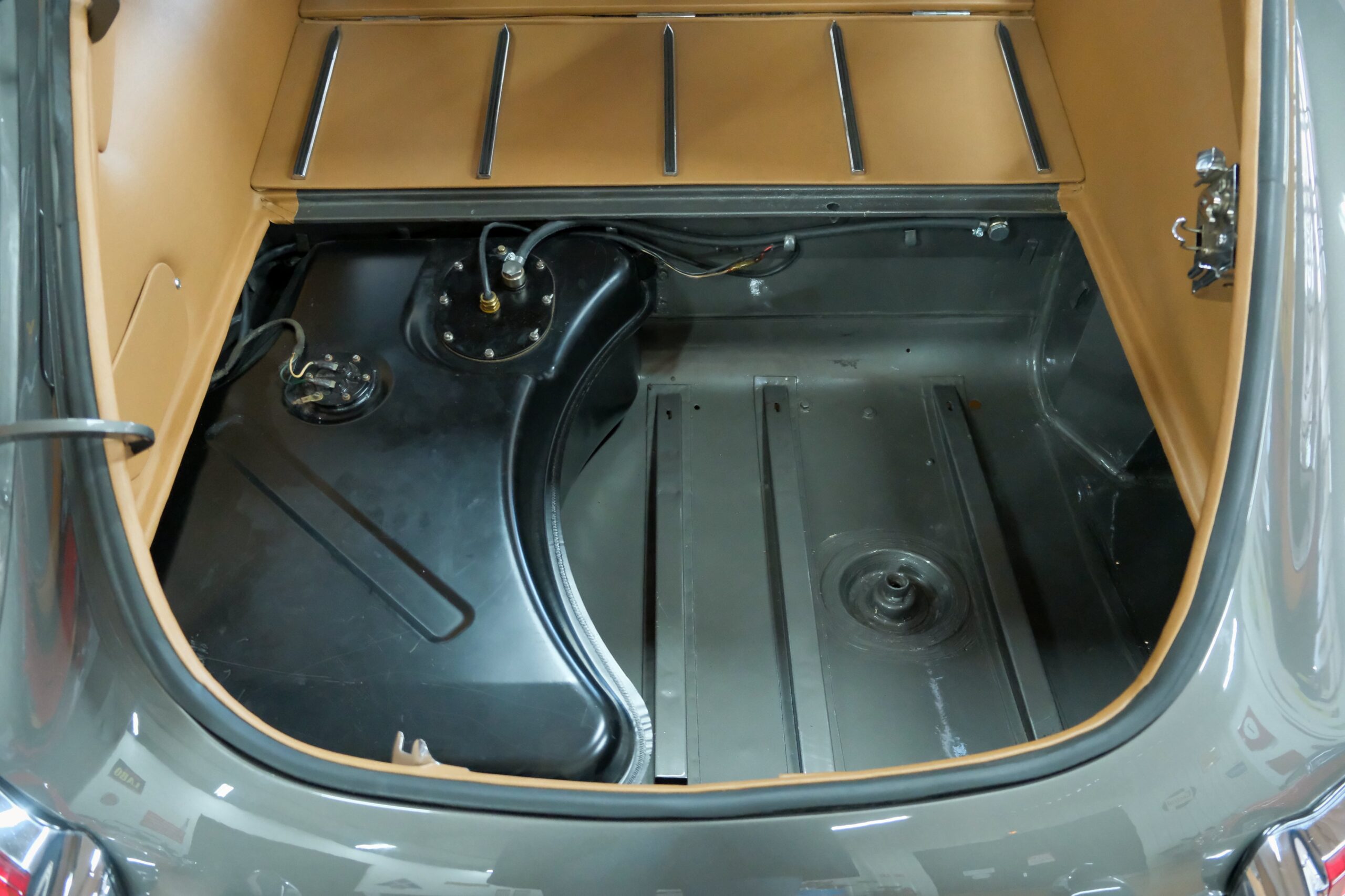 JAGUAR TYPE E SÉRIE 1 3.8L COUPÉ | CAPOTS VINTAGE 23